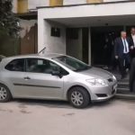 Vukanović u znak protesta parkirao auto ispred ulaza u Narodnu skupštinu (Video)