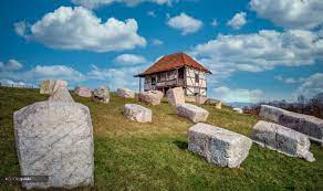 Rajsko jezero i nekropola jedinstvenih stećaka ukras su naselja nadomak Živinica