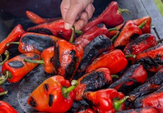 Trik naših baka: Kako da najbrže ogulite pečene paprike za ajvar