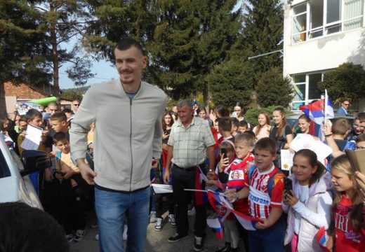 Boriša Simanić posjetio školu u Bratuncu