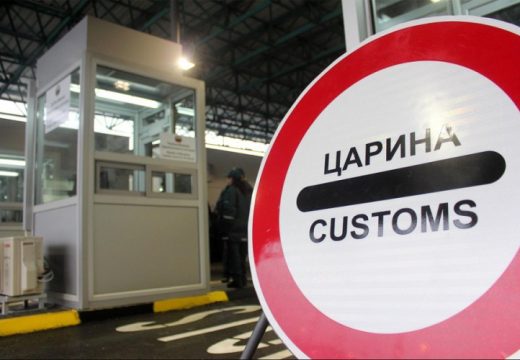 Carinice snimljene kako traže mito: Uputile stranca kako da ode do bankomata