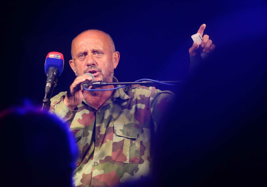 don__i___na_protestu___estoko_prozvao_vlast__ali_i_opozicione_lidere__foto__video_149.jpeg