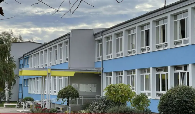 dosta_je__podr__ka_nastavnici_koju_je_u__enik__12__pogodio_kamenom_u_glavu_foto33.jpeg