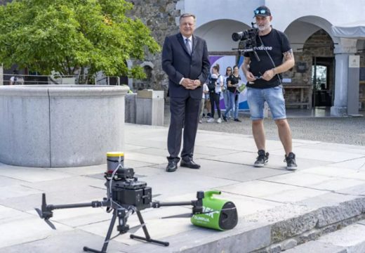 Gradonačelniku Ljubljane burek isporučen dronom (Video)