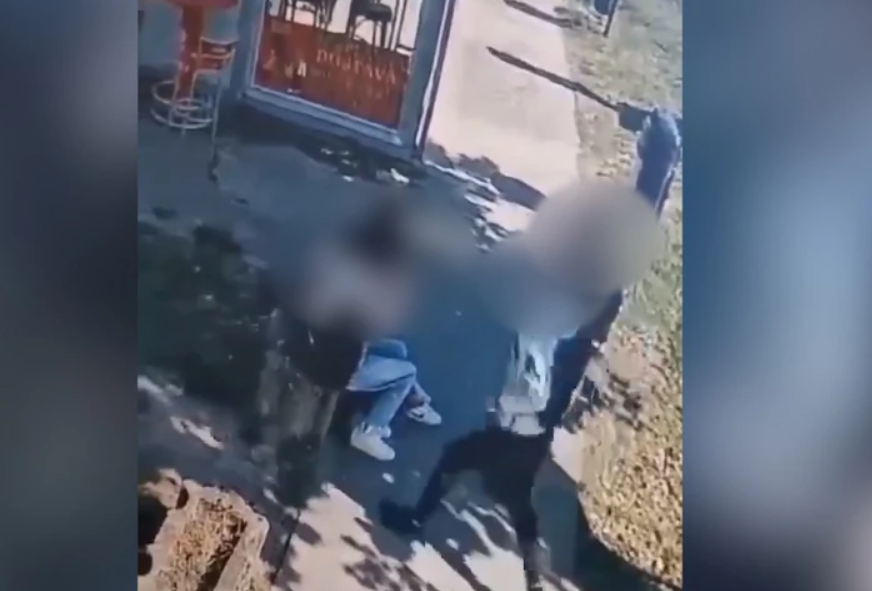 _majka_ispisala_sina_iz___kole_nakon_snimka_na_kojem_se_vidi_kako_tu__e_drugog_u__enika__video_160.jpeg