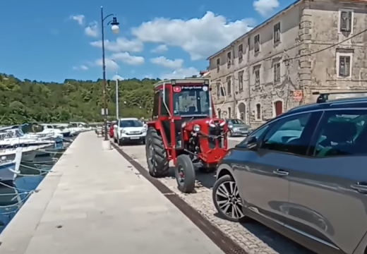 Muškarac putovao 13 sati traktorom od kuće do mora (Video)