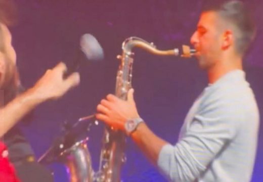 Novak Đoković se uživio u veselu atmosferu, pa se dohvatio saksofona i zasvirao  (Video)