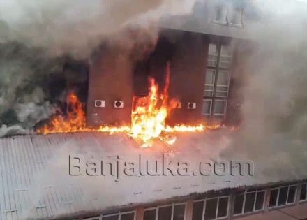 Plamen se proširio sa zgrade “Elektrokrajine”, gori hotel “Bosna (Video)