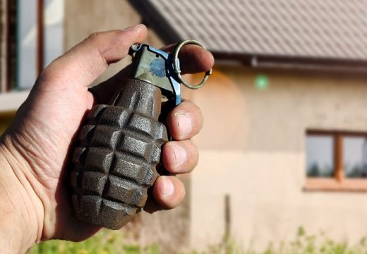 Pretres stana u Bijeljini: Policija pronašla drogu i ručnu bombu