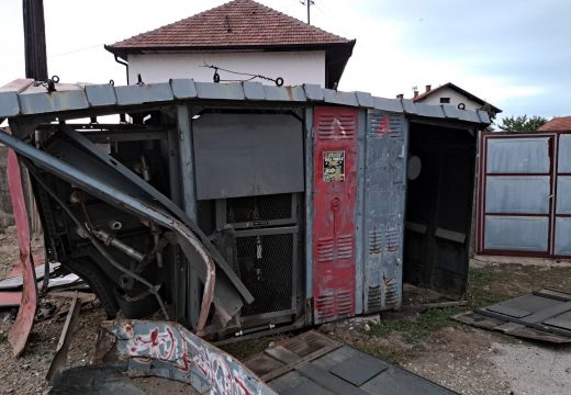 Putničko vozilo uništilo trafo stanicu u Galcu, bez struje 700 kupaca (Foto)