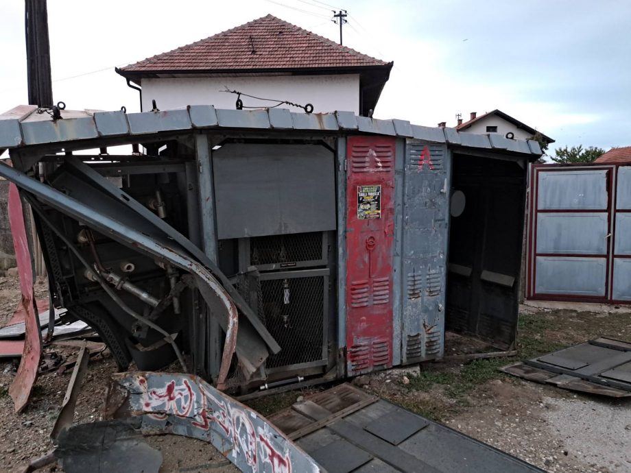 putni__ko_vozilo_uni__tilo_trafo_stanicu_u_galcu__bez_struje_700_kupaca__foto_139.jpeg