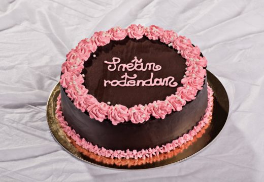 Rođendanska torta strica postala viralna na društvenim mrežama (Foto)