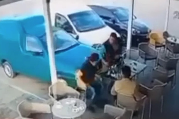u_modri__i_se_vozilo_samo_pokrenulo__pa_udarilo_u_goste_kafi__a__video_80.jpeg