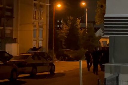 Upucan muškarac, osumnjičeni uhapšen tokom bijega preko terase na zgradi (VIDEO)