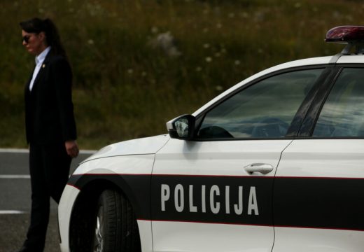 Vozač (27) teško povrijeđen: Izgubio kontrolu nad vozilom, pa sletio sa puta