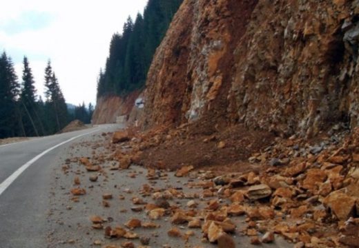 Vozači oprez zbog odrona i jačih udara vjetra