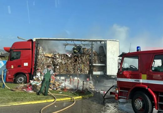 Zapalio se kamion, vatrogasci na terenu