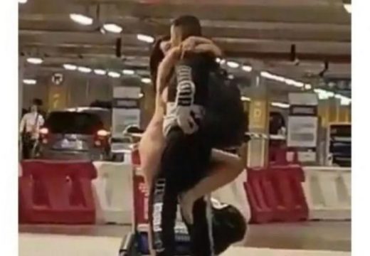 Nevjerovatne scene: Gola žena napadala ljude na aerodromu (Video)