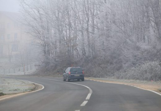 VOZAČI, PAŽLJIVO VOZITE: Saobraćaj se odvija redovno, na ovim dionicama puta moguća magla i odroni