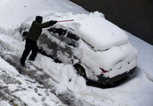 ZIMSKI PROBLEMI: Trikovi koji će vam pomoći da odmrznete bravu na autu (Video)