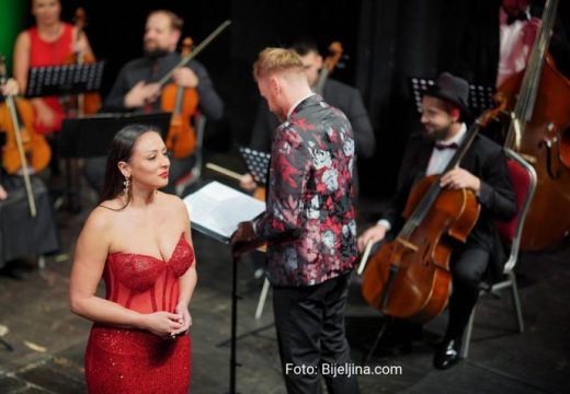 “Serenada za… šarmantne”: Bijeljinska operska pjevačica Lidija Jelisić Simeunović nastupala u Narodnom pozorištu Republike Srpske u Banjaluci (Foto)