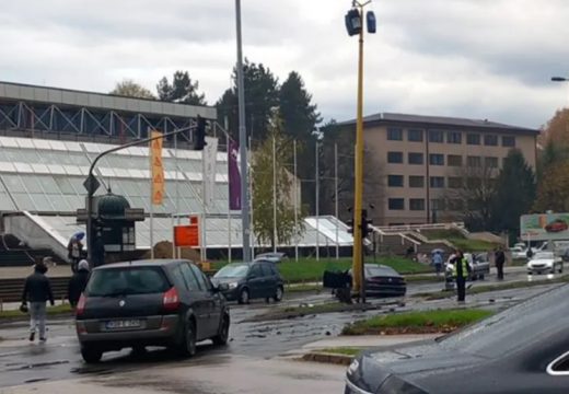 Saobraćaj obustavljen: Težak sudar tri automobila, četiri osobe povrijeđene