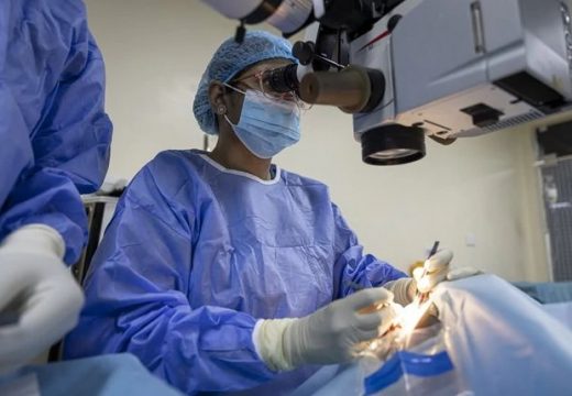 Operacija trajala 21 sat: Prva transplantacija oka na svijetu (Foto)