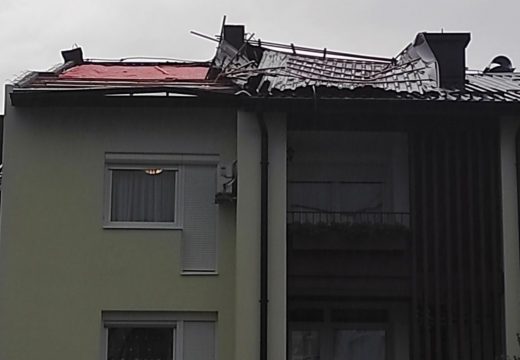 Dio krova na zgradi odnio vjetar: Posljedice olujnog nevremena u Banjaluci (Foto)