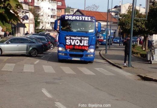 Moja imovina je ugrožena: Mirni protest Steve Lazića u centru Bijeljine