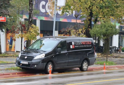 Banjaluka: Vozač progurao kombi između stubića u centru grada