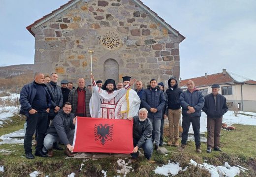 Albanac u mantiji: Lažni albanski sveštenik zauzeo pravoslavnu crkvu na Kosovu (Video)