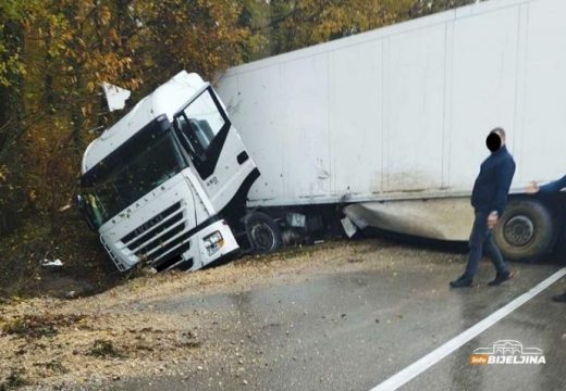 Obustavljen saobraćaj: Nezgoda na putu Brčko – Šamac, sletio kamion