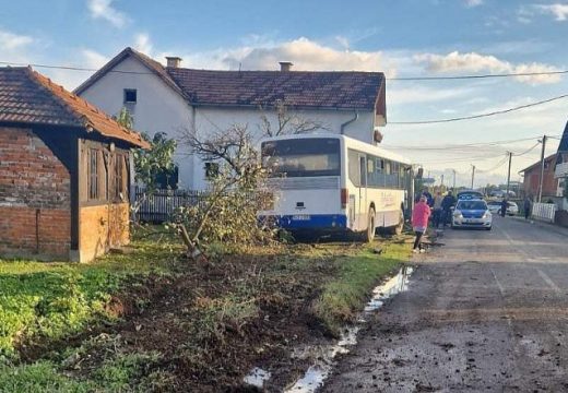 Nezgoda kod Bijeljine: Autobus udario u kuću (Foto)