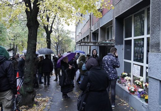 Beograd: Roditelji ubijene djece u Ribnikaru protestuju ispred škole