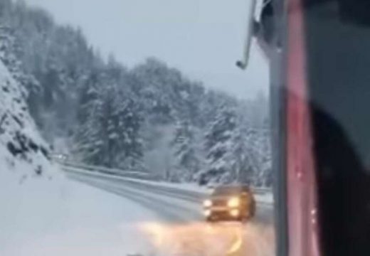 DRAMA NA PUTU: Auto proklizava i vrti se dok mu druga vozila idu u susret (Video)