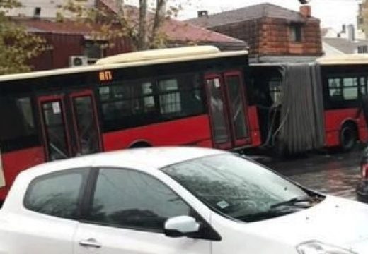 Pukla “harmonika”: Prepolovio se gradski autobus u Beogradu (Video)