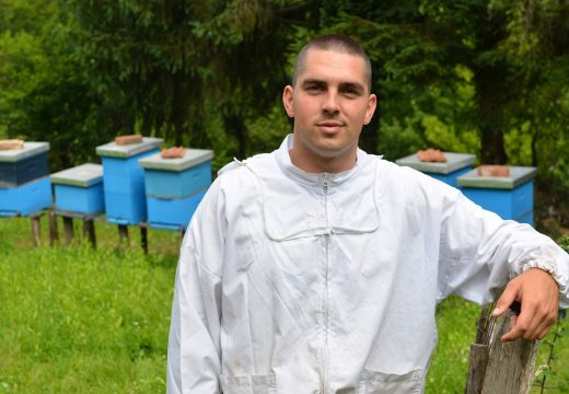 Njegov med godinama osvaja priznanja: Borisav Petrović policijsku uniformu nakon posla mijenja pčelarskom