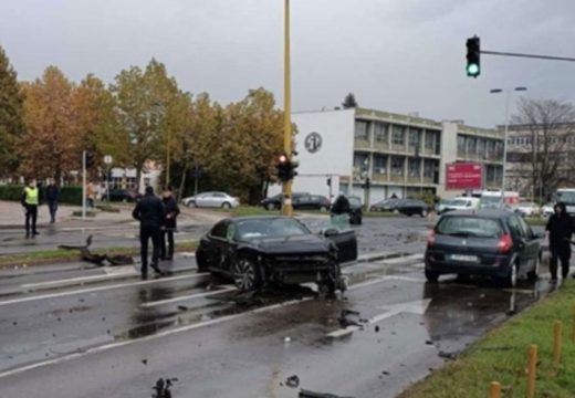 Dijelovi vozila rasuti po cesti: Šest povrijeđenih u sudaru tri automobila