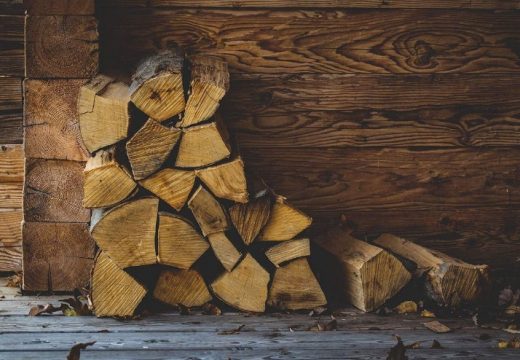 Izaberite najbolju lokaciju: Kako pravilno skladištiti i slagati drva