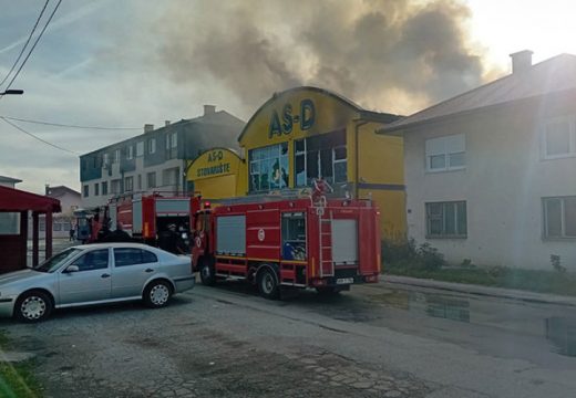 Povrijeđen vatrogasac: Izgorio objekat firme u Sokocu