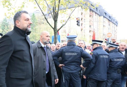 STIGLI KONAKOVIĆ I NIKŠIĆ: Nezadovoljni borci i dalje ispred zgrade SDP BiH u Banjaluci, policija sprečava incidente