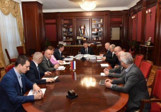 Očekuje dogovor sindikata i poslodavaca o visini najniže plate u Srpskoj: Višković se sastao sa predstavnicima Privredne komore RS