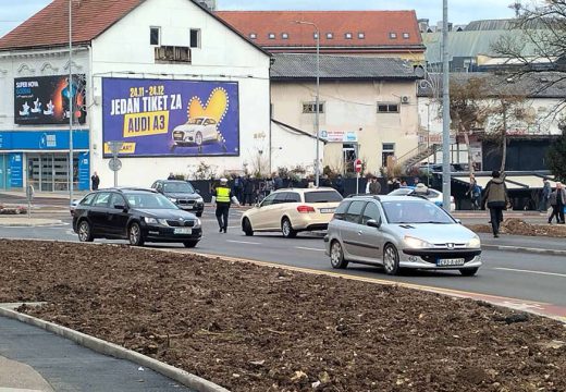 Ovako se nikad neće naučiti pameti: Pogledajte šta je policajac uradio kada je vozač ušao u pogrešan smjer (Foto)