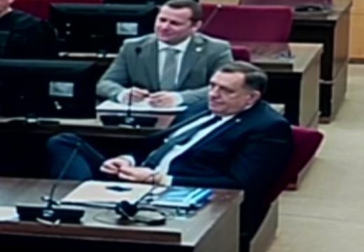 “Zašto da ustajem, isključi to”: Detalji iz sudnice Suda BiH sa suđenja Dodiku i Lukiću (Video)
