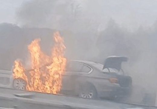 Auto-putu “9. januar”: Gorio BMW na autoputu, nema povrijeđenih