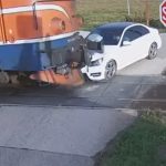 Opet incident u Srpskoj: Vozilom izletio na prugu, voz ga pokupio (Video)