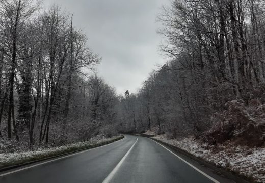 AMS o stanju na putevima: Poledica na vlažnim lokalitetima, magla u kotlinama