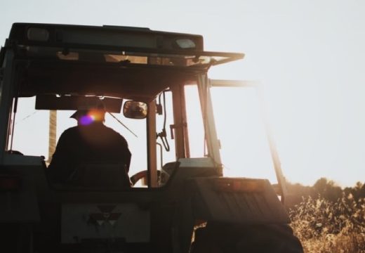 Traktorista izgubio život: Prignječio ga traktor dok je orao njivu