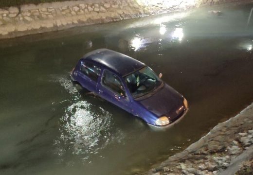 Bijeljina: Pukla mu guma na vozilu pa sletio u kanal Dašnica (Foto)