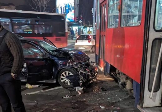 Stravičan sudar: Auto u Beogradu se zakucao u tramvaj, dijelovi vozila svuda po putu